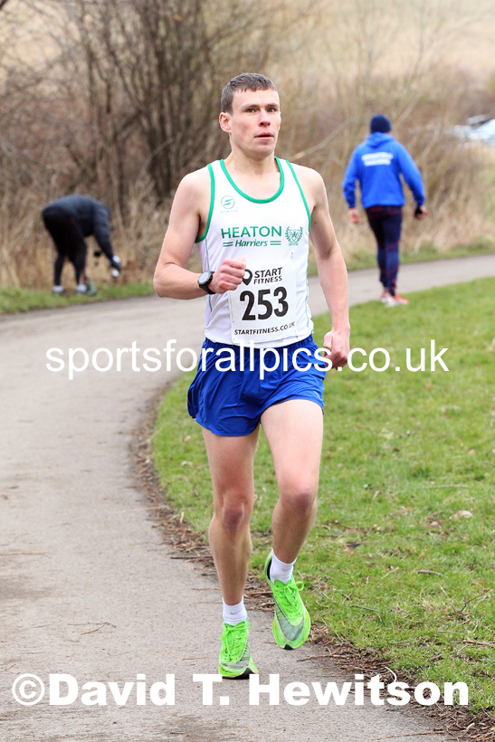 Senior men and veteran men over-40s NECAA Road Relay Champs., Hetton Lyons Park, Hetton le Hole, County Durham. Photo: David T. Hewitson/Sports for All Pics